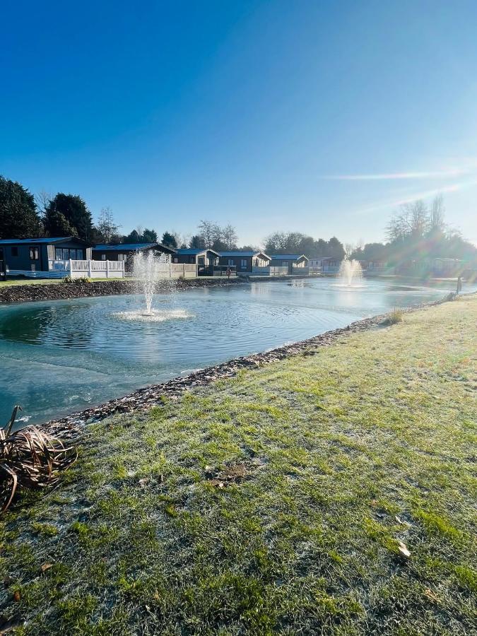 Loki'S Retreat Lodge With Hot Tub York Exterior photo