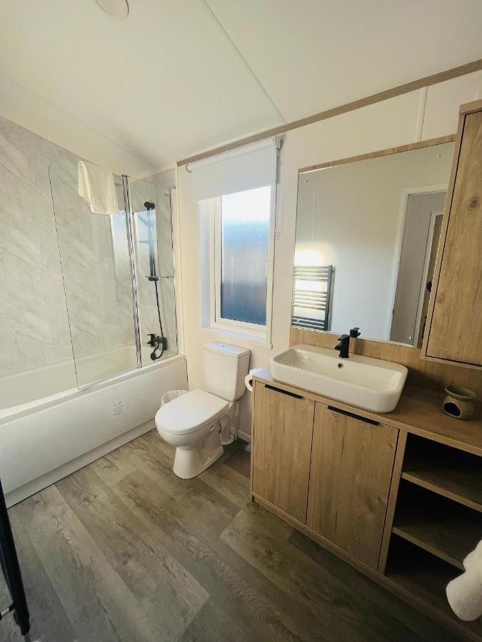 Loki'S Retreat Lodge With Hot Tub York Exterior photo